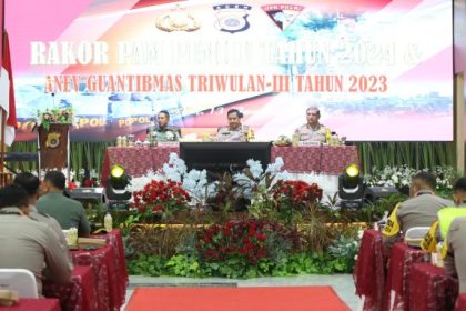 Kapolda Aceh Irjen Pol Achmad Kartiko bersama Pangdam IM Mayjen TNI Novi Helmy Prasetya pada Rakor Kesiapan Pengamanan Tahapan Pemilu 2024 di Gedung Presisi Mapolda Aceh, Rabu (13/12)