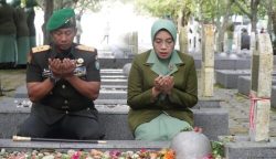 Pangdam IM Mayjen TNI Novi Helmy Prasetya memimpin ziarah di Taman Makam Pahlawan (TMP) Peuniti, Banda Aceh, Kamis (14/12). (Foto: Pendam IM)