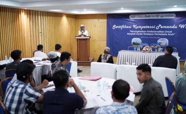 Sebanyak 100 pemandu wisata terdiri atas biro perjalanan wisata/travel agent, komunitas pemandu wisata (HPI dan APA), pengelola desa wisata, pengelola objek wisata unggulan mengikuti sertifikasi kompetensi di Hotel Rasamala, Banda Aceh, 13-14 Desember 2023