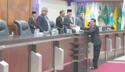 Juru bicara Badan Anggaran DPRA Abdurrahman Ahmad menyerahkan sejumlah rekomendasi kepada Pj Gubernur Aceh dalam Rapat Paripurna DPRA, Senin (18/12)