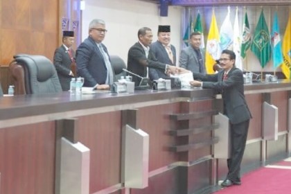 Juru bicara Badan Anggaran DPRA Abdurrahman Ahmad menyerahkan sejumlah rekomendasi kepada Pj Gubernur Aceh dalam Rapat Paripurna DPRA, Senin (18/12)