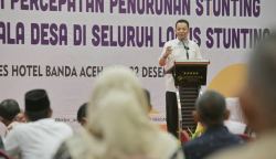 Pj Gubernur Aceh Achmad Marzuki memberi arahan saat membuka Sosialisasi Percepatan Penurunan Stunting kepada ratusan Keuchik di seluruh Aceh, di Hermes Palace Hotel Banda Aceh, Kamis (21/12)