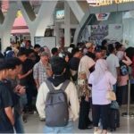 Penumpang menumpuk di Pelabuhan Ulee Lheue akibat kapal cepat ke Sabang batal berangkat karena cuaca buruk gelombang laut mencapai 4 meter, Senin (25/12)