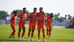 Pemain Persiraja Islom Karimov merayakan gol yang dicetak pada menit ke-20 saat melawan PSIM Yogyakarta dalam lanjutan laga babak 12 Besar Liga 2 di Stadion Langsa, Senin (22/1)