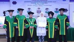 Penyerahan piagam penghargaan kepada lulusan terbaik Fakultas Psikologi UIN Ar-Raniry dengan IPK tertinggi, Nurulia, Kamis (4/1/2024)