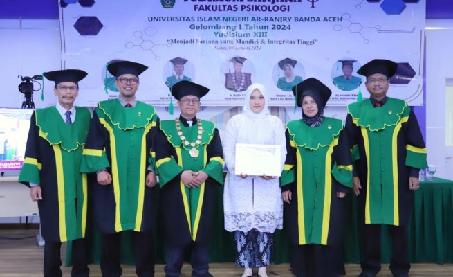 Penyerahan piagam penghargaan kepada lulusan terbaik Fakultas Psikologi UIN Ar-Raniry dengan IPK tertinggi, Nurulia, Kamis (4/1/2024)