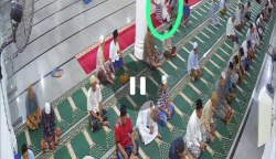 Rekaman CCTV memperlihatkan seorang jamaah shalat subuh berjamaah meninggal dunia saat berzikir di Masjid Hidayatul Islam Teuku Nyak Arief Lamreung, Gampong Meunasah Papeun, Kecamatan Krueng Barona Jaya, Aceh Besar, Kamis pagi, 4 Januari 2024