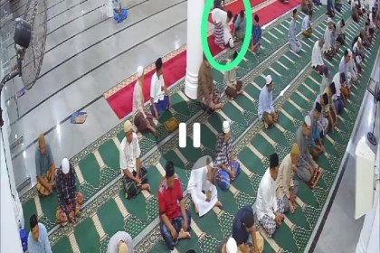 Rekaman CCTV memperlihatkan seorang jamaah shalat subuh berjamaah meninggal dunia saat berzikir di Masjid Hidayatul Islam Teuku Nyak Arief Lamreung, Gampong Meunasah Papeun, Kecamatan Krueng Barona Jaya, Aceh Besar, Kamis pagi, 4 Januari 2024