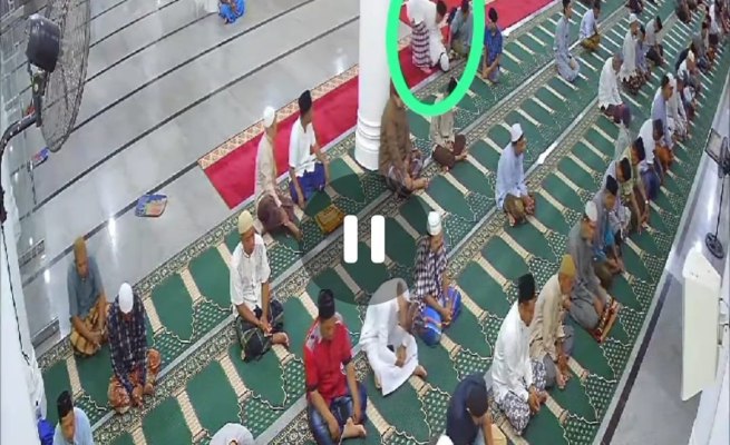 Rekaman CCTV memperlihatkan seorang jamaah shalat subuh berjamaah meninggal dunia saat berzikir di Masjid Hidayatul Islam Teuku Nyak Arief Lamreung, Gampong Meunasah Papeun, Kecamatan Krueng Barona Jaya, Aceh Besar, Kamis pagi, 4 Januari 2024