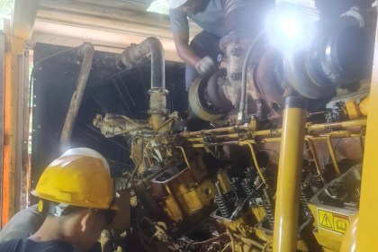 Petugas PLN menangani gangguan listrik di Pulau Siumat, Simeulue