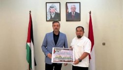 Pj Bupati Aceh Besar Muhammad Iswanto secara simbolis menyerahkan Donasi Peduli Palestina dari Keluarga Besar Dinas Pendidikan Aceh Besar yang diterima Wakil Dubes Palestina Muammar Milhem di Kedutaan Besar Palestina, Jakarta, Jum'at (5/1)