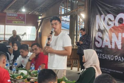 Ketua Partai Solidaritas Indonesia (PSI) Kaesang Pangarep (kiri) pada acara Ngopi Santuy bersama influencer dan komunitas kreatif di Warkop SMEA Premium, kawasan Prada, Kota Banda Aceh, Aceh, Jumat (5/1)