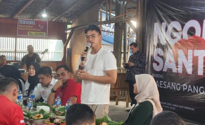 Ketua Partai Solidaritas Indonesia (PSI) Kaesang Pangarep (kiri) pada acara Ngopi Santuy bersama influencer dan komunitas kreatif di Warkop SMEA Premium, kawasan Prada, Kota Banda Aceh, Aceh, Jumat (5/1)