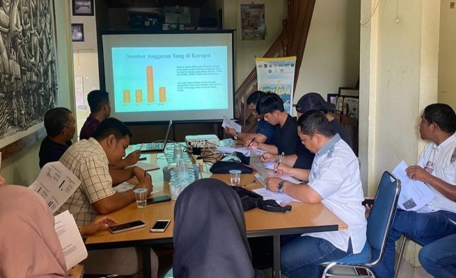 Konferensi pers penyampaian caratan kasus korupsi di Aceh tahun 2023 di kantor Masyarakat Transparansi Aceh (MaTA), Jum'at (5/1)