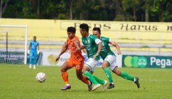 Pemain PSMS Medan dan Persiraja Banda Aceh berebut bola pada babak 12 Besar Liga 2 2023/2024, Sabtu sore (6/1) di Stadion Baharoeddin Siregar Lubuk Pakam, Deli Serdang