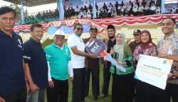 Area Manager BSI Area Banda Aceh Fitriana menyerahkan kunci mobil minibus kepada ASN Kemenag Aceh Besar, Rabu (3/1)