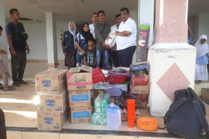 Dinsos Banda Aceh menyerahkan bantuan masa panik untuk korban kebakaran di Rusunawa Gampong Lampulo, Kecamatan Kuta Alam, Rabu (3/1)