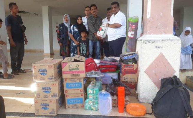 Dinsos Banda Aceh menyerahkan bantuan masa panik untuk korban kebakaran di Rusunawa Gampong Lampulo, Kecamatan Kuta Alam, Rabu (3/1)