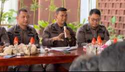 Kajari Bireuen Munawal Hadi SH MH, Kamis (4/1), menyampaikan capaian kinerja tahun 2023 kepada wartawan se-Kabupaten Bireuen, di Warung Adhyaksa