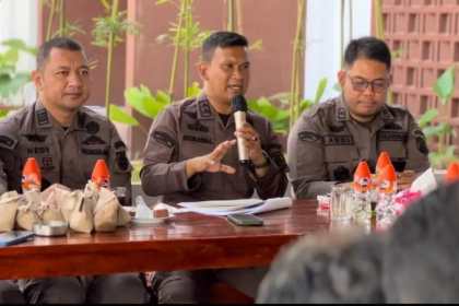 Kajari Bireuen Munawal Hadi SH MH, Kamis (4/1), menyampaikan capaian kinerja tahun 2023 kepada wartawan se-Kabupaten Bireuen, di Warung Adhyaksa