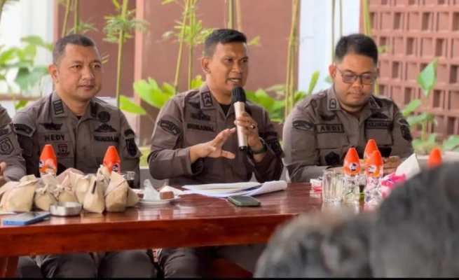Kajari Bireuen Munawal Hadi SH MH, Kamis (4/1), menyampaikan capaian kinerja tahun 2023 kepada wartawan se-Kabupaten Bireuen, di Warung Adhyaksa
