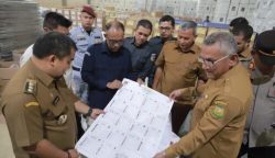Pj Bupati Aceh Besar Muhammad Iswanto bersama Wakapolres Aceh Besar Kompol Rustam Nawawi serta OPD terkait melaksanakan pemantauan logistik Pilpres dan Pemilu Legislatif 2024 di Gudang Logistik KIP Aceh Besar, Selasa (9/1)