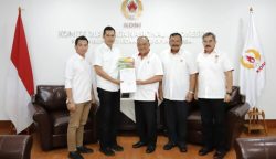 Ketua Bidang Pertandingan PB PON Wilayah Aceh M Nasir Syamaun menyerahkan master plan dan proposal pelaksanaan PON XXI tahun 2024 Wilayah Aceh kepada Ketua Umum KONI Pusat Marciano Norman, di Jakarta, Selasa (9/1/2024)