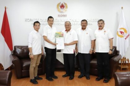 Ketua Bidang Pertandingan PB PON Wilayah Aceh M Nasir Syamaun menyerahkan master plan dan proposal pelaksanaan PON XXI tahun 2024 Wilayah Aceh kepada Ketua Umum KONI Pusat Marciano Norman, di Jakarta, Selasa (9/1/2024)