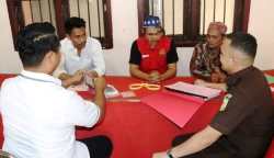 Polres Aceh Timur saat meimpahkan berkas dan tersangka kasus pemasangan kamera tersembunyi pada router WiFi dalam kamar suami istri