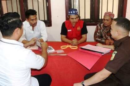 Polres Aceh Timur saat meimpahkan berkas dan tersangka kasus pemasangan kamera tersembunyi pada router WiFi dalam kamar suami istri