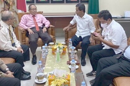 Ketua Pengadilan Tinggi Banda Aceh Dr Suharjono SH MHum didampingi WKPT Isnurul Syamsul Arif SH MHum menerima kunjungan Kakanwil BPN Aceh Dr Mazwar SH MHum yang didampingi Kepala Kantor Pertanahan Banda Aceh Dr Ramlan SH MH, Rabu (10/1)