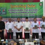 Pj Bupati Aceh Besar didampingi Asisten 1 Farhan AP saat meluncurkan buku Kedudukan, Tugas dan Fungsi Lembaga Adat Aceh Besar di Gedung Dekranasda, Gampong Gani, Kecamatan Ingin Jaya, Rabu (10/1)