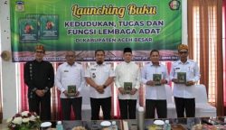 Pj Bupati Aceh Besar didampingi Asisten 1 Farhan AP saat meluncurkan buku Kedudukan, Tugas dan Fungsi Lembaga Adat Aceh Besar di Gedung Dekranasda, Gampong Gani, Kecamatan Ingin Jaya, Rabu (10/1)