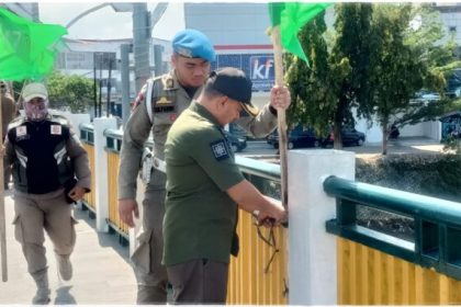 Plt Kasatpol PP-WH Banda Aceh Muhammad Rizal memimpin penertiban ratusan alat peraga kampanye Caleg dan Parpol peserta Pemilu 2024 yang dipasang tidak sesuai aturan di jalan-jalan protokol, seperti Jembatan Pante Pirak hingga Jalan T Nyak Arief