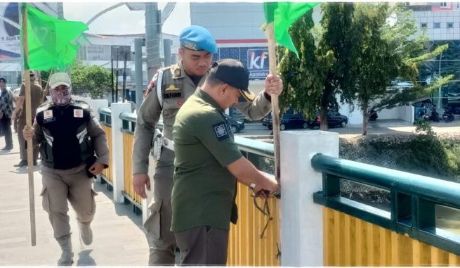 Plt Kasatpol PP-WH Banda Aceh Muhammad Rizal memimpin penertiban ratusan alat peraga kampanye Caleg dan Parpol peserta Pemilu 2024 yang dipasang tidak sesuai aturan di jalan-jalan protokol, seperti Jembatan Pante Pirak hingga Jalan T Nyak Arief