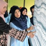 Ketua PIA Ardhya Garini Cabang 20/D.I Lanud Iskandar Muda, Ny. Septi Yoyon Kuscahyono bersama Ketua Dekranasda Aceh Besar, Cut Rizky Handayani SIP MM mininjau proses pembuatan batik motif Aceh di Rumoh Malaka Batik, Gampong Lam Ara Cut, Kecamatan Kuta Malaka