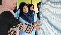 Ketua PIA Ardhya Garini Cabang 20/D.I Lanud Iskandar Muda, Ny. Septi Yoyon Kuscahyono bersama Ketua Dekranasda Aceh Besar, Cut Rizky Handayani SIP MM mininjau proses pembuatan batik motif Aceh di Rumoh Malaka Batik, Gampong Lam Ara Cut, Kecamatan Kuta Malaka