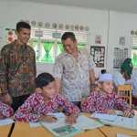 Kadisdikbud Aceh Besar, Bahrul Jamil melihat proses belajar di sekolah SD saat melakukan kunjungan Saweu Sikula Kecamatan Pulo Aceh, Kamis (11/1/2024)