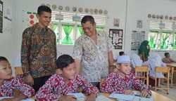 Kadisdikbud Aceh Besar, Bahrul Jamil melihat proses belajar di sekolah SD saat melakukan kunjungan Saweu Sikula Kecamatan Pulo Aceh, Kamis (11/1/2024)