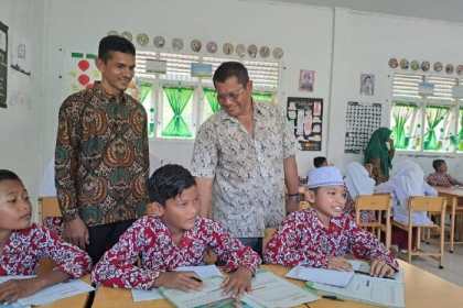 Kadisdikbud Aceh Besar, Bahrul Jamil melihat proses belajar di sekolah SD saat melakukan kunjungan Saweu Sikula Kecamatan Pulo Aceh, Kamis (11/1/2024)
