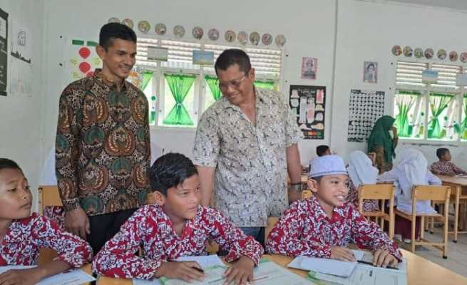 Kadisdikbud Aceh Besar, Bahrul Jamil melihat proses belajar di sekolah SD saat melakukan kunjungan Saweu Sikula Kecamatan Pulo Aceh, Kamis (11/1/2024)