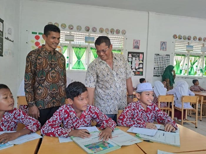 Kadisdikbud Aceh Besar, Bahrul Jamil melihat proses belajar di sekolah SD saat melakukan kunjungan Saweu Sikula Kecamatan Pulo Aceh, Kamis (11/1/2024) | INFOACEH.net Kadisdikbud Aceh Besar, Bahrul Jamil melihat proses belajar di sekolah SD saat melakukan kunjungan Saweu Sikula Kecamatan Pulo Aceh, Kamis (11/1/2024)