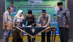 Pengurus Daerah (PD) Masyarakat Ekonomi Syariah (MES) Kota Banda Aceh dilantik di aula lantai 4 Gedung Mawardy Nurdin, Balai Kota Banda Aceh, Sabtu, 13 Januari 2024