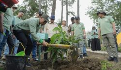 Staf Ahli Menteri LHK RI Ilyas A Saad didampingi Asisten Administrasi Umum Setda Aceh Iskandar AP bersama Pj Wali Kota Lhokseumawe A Hanan dan Plh Kepala Dinas Kehutanan Aceh, melakukan penanaman pohon pada Gerakan Menanam Pohon Serentak Seluruh Indonesia, di Tahura Pocut Meurah Intan, Saree, Aceh Besar, Ahad (14/1/2024)
