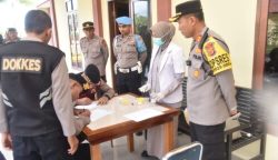 Kapolres Bireuen AKBP Jatmiko memimpin langsung tes urine secara mendadak dan acak terhadap personil setelah apel pagi, Selasa, 16 Januari 2024