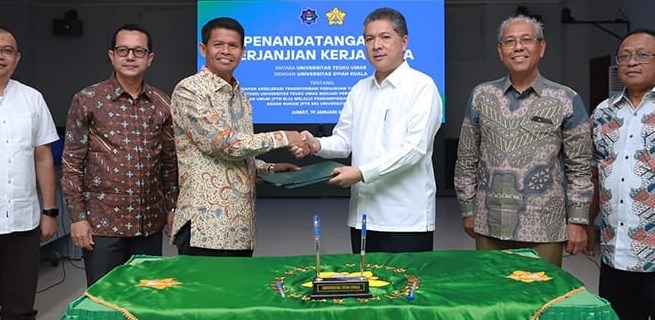 Penandatangan Kerja Sama (PKS) antara Rektor USK Prof Marwan dan Rektor UTU Prof Ishak Hasan di Balai Senat USK, Banda Aceh, Jum'at, 19 Januari 2024