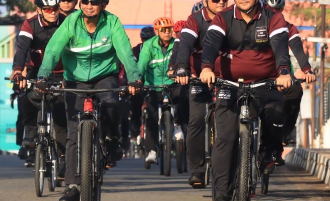 Kapolda Aceh Irjen Pol Achmad Kartiko dan Pangdam IM Mayjen TNI Novi Helmy Prasetya melakukan gowes di Banda Aceh, Ahad, 21 Januari 2024