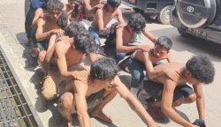 Tim Rimueng Satrekrim Polresta Banda Aceh kembali mengamankan 14 pelaku lainnya di berbagai tempat dan tujuh bilah senjata tajam (Sajam) berbagai jenis, pasca kejadian pembacokan dua warga di Benk Kupi Gampong Lamgugob Kecamatan Syiah Kuala, Ahad dini hari (21/1). (Foto: Dok. Humas Polresta Banda Aceh)