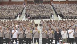 Kapolda Aceh Irjen Achmad Kartiko didampingi Wakapolda Brigjen Pol Armia Fahmi pada kegiatan peningkatan kemampuan Bhabinkamtibmas se-jajaran Polda Aceh tahun 2024 di Gedung AAC Dayan Dawood Universitas Syiah Kuala Banda Aceh, Selasa, 23 Januari 2024