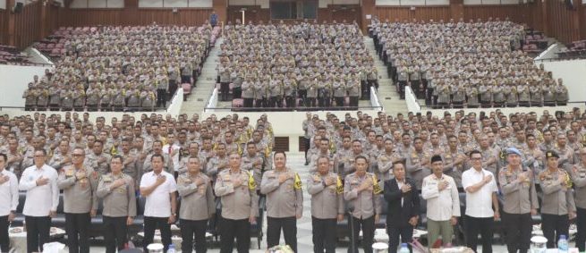 Kapolda Aceh Irjen Achmad Kartiko didampingi Wakapolda Brigjen Pol Armia Fahmi pada kegiatan peningkatan kemampuan Bhabinkamtibmas se-jajaran Polda Aceh tahun 2024 di Gedung AAC Dayan Dawood Universitas Syiah Kuala Banda Aceh, Selasa, 23 Januari 2024